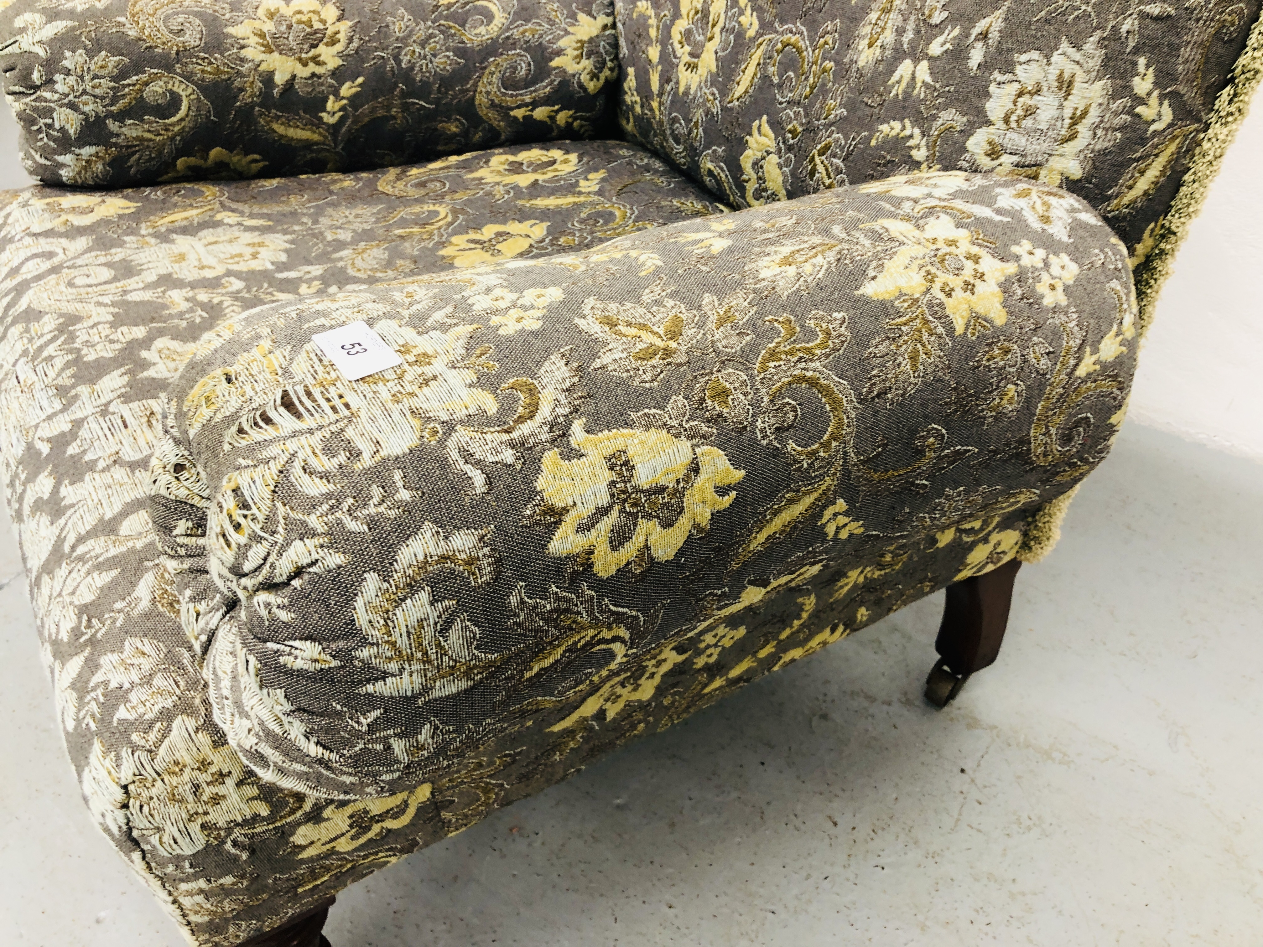 A VICTORIAN UPHOLSTERED ARMCHAIR ON TURNED MAHOGANY LEGS WITH BRASS CASTORS - Image 5 of 6