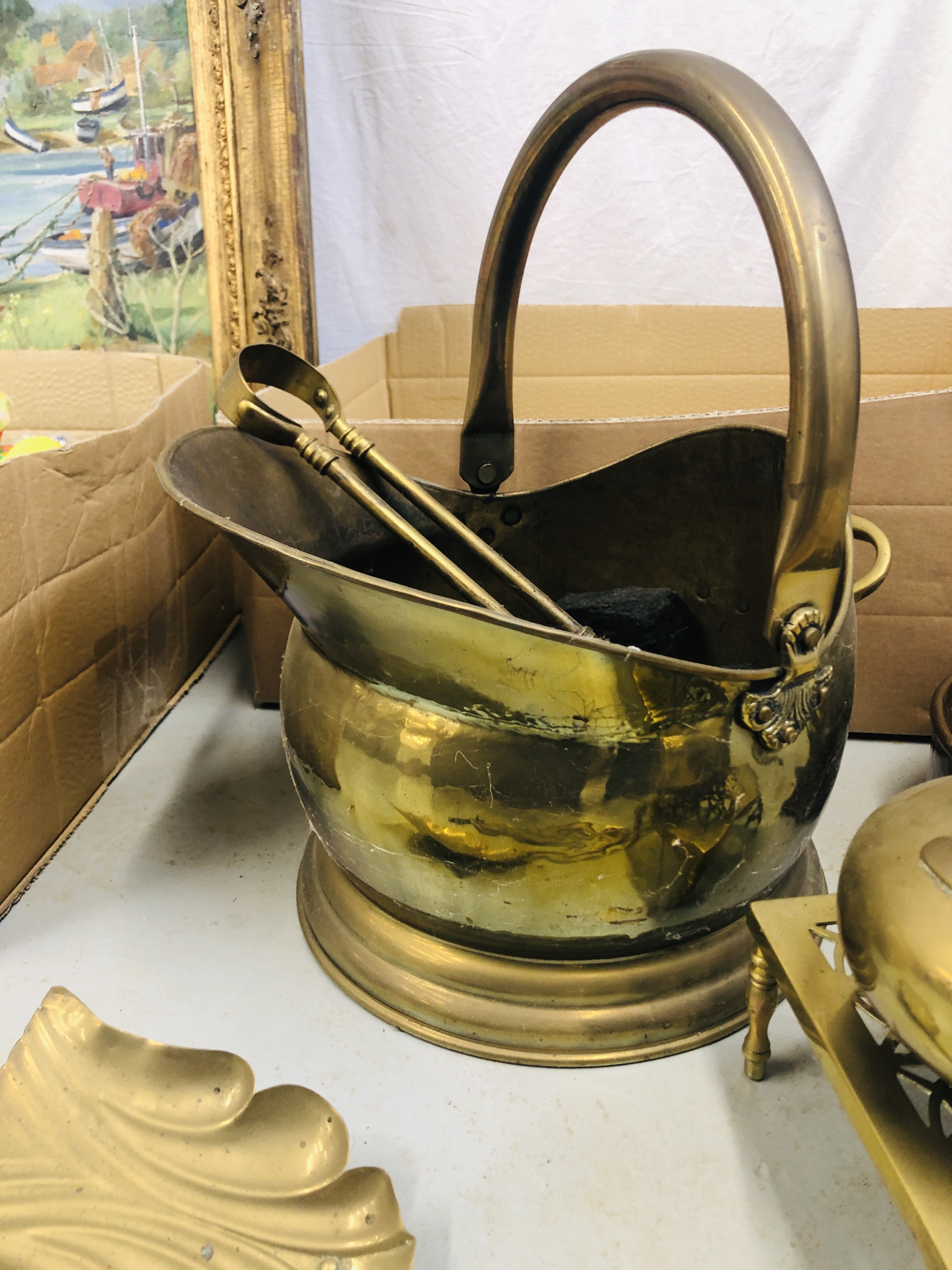 A BRASS COAL BUCKET AND GROUP OF FIR IRONS - Image 3 of 5