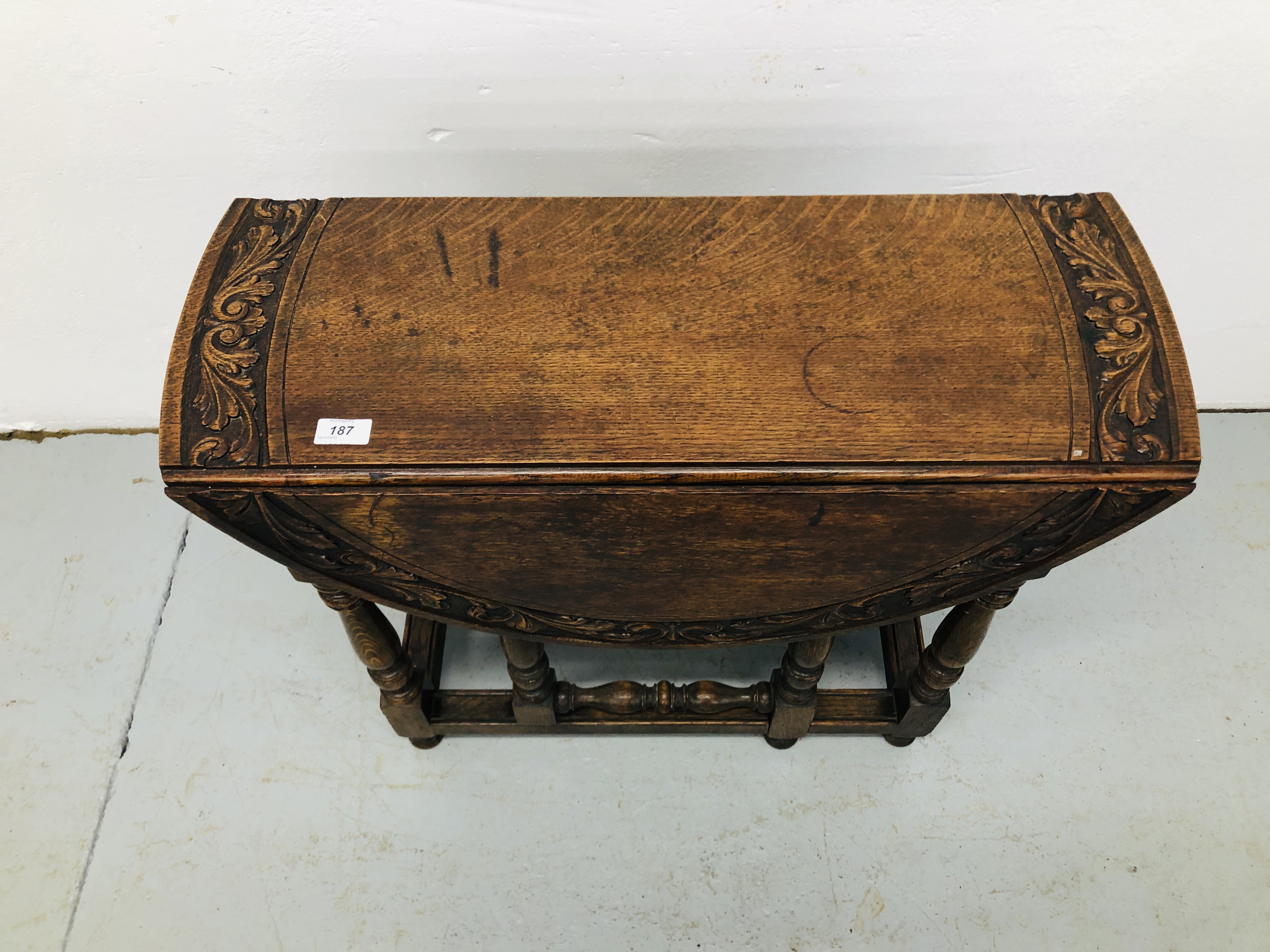 A REPRODUCTION SOLID OAK OVAL TOP GATELEG OCCASIONAL TABLE WITH CARVED DECORATION, - Image 2 of 5