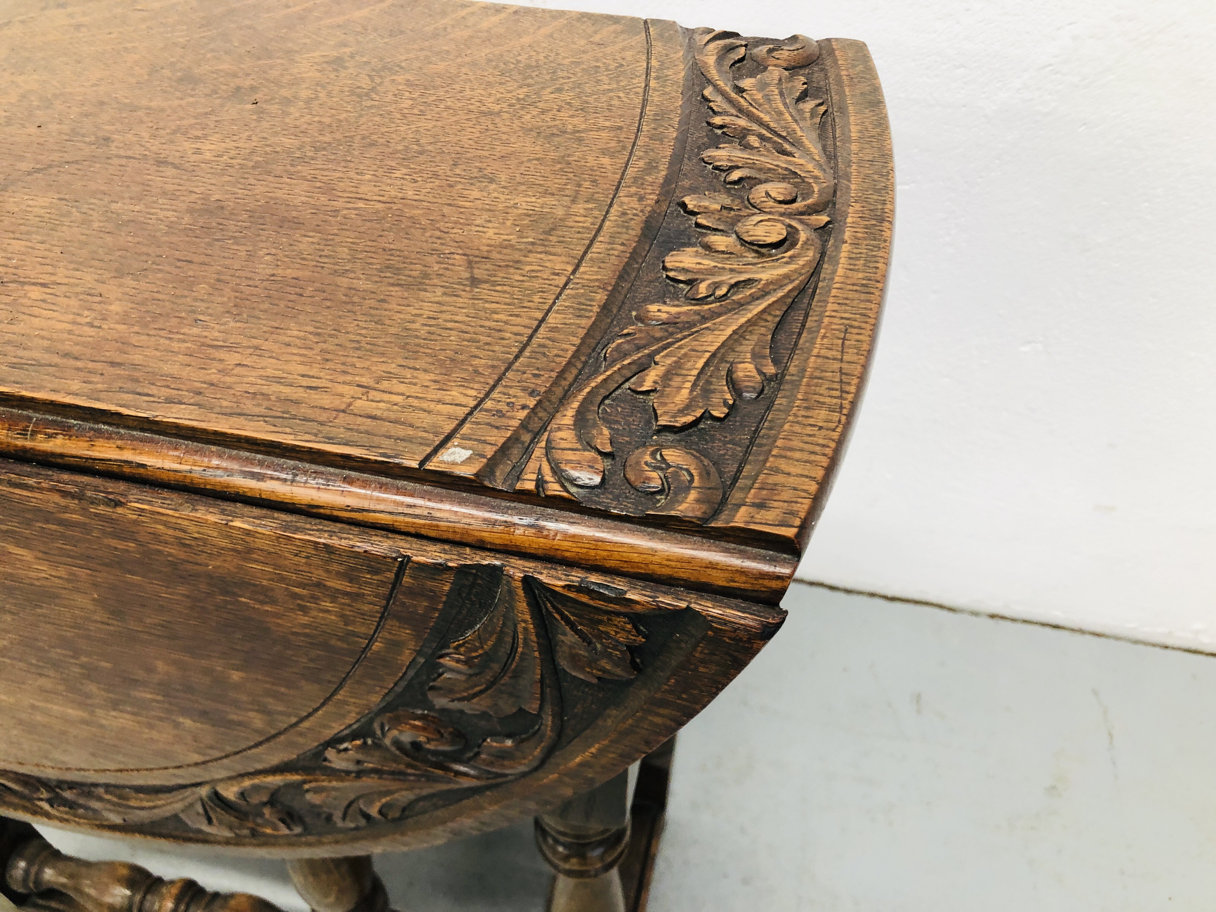 A REPRODUCTION SOLID OAK OVAL TOP GATELEG OCCASIONAL TABLE WITH CARVED DECORATION, - Image 3 of 5