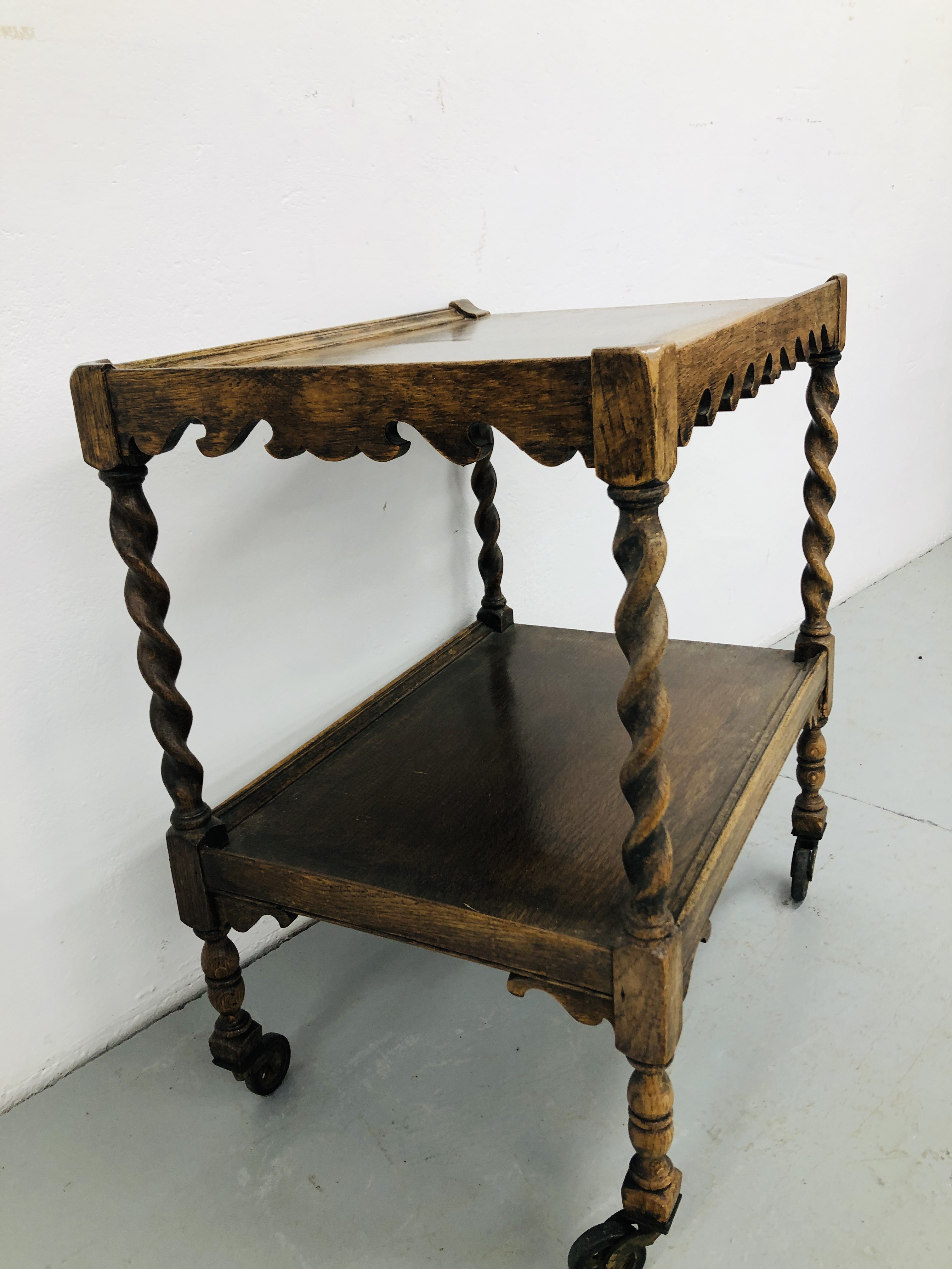 VINTAGE OAK FINISH TEA TROLLEY WITH BARLEY TWIST DETAIL L25 inch, W18 inch, - Image 2 of 4