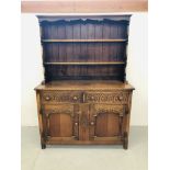 A REPRODUCTION OAK FINISH TRADITIONAL COUNTRY DRESSER, WIDTH 124CM, HEIGHT 177CM,