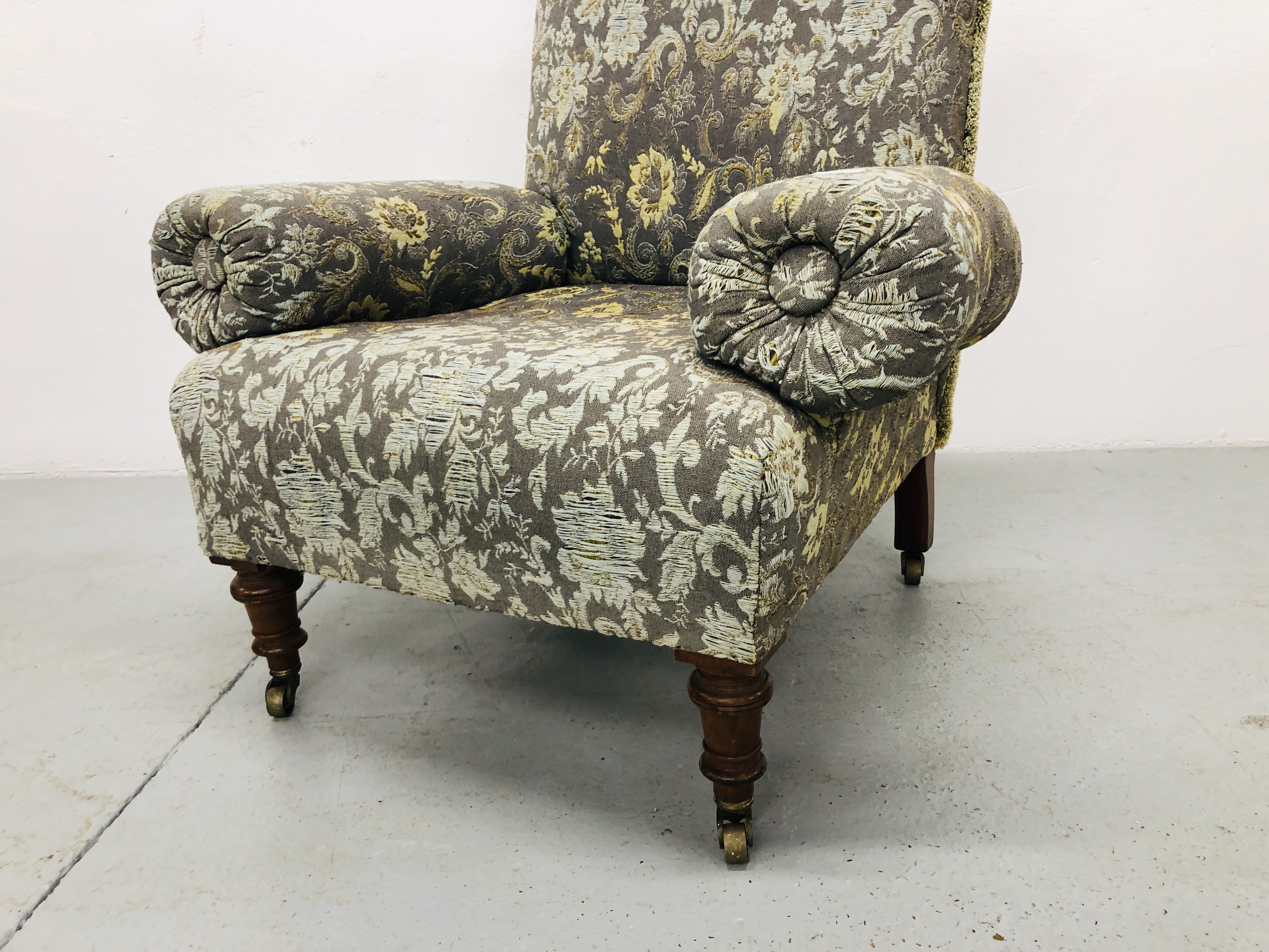 A VICTORIAN UPHOLSTERED ARMCHAIR ON TURNED MAHOGANY LEGS WITH BRASS CASTORS - Image 4 of 6