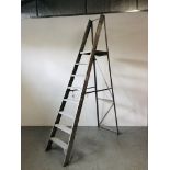 A SEVEN TREAD GOOD QUALITY ALUMINIUM STEP LADDER