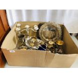 BOX OF MIXED PLATED WARES TO INCLUDE DRINKING VESSELS, TRAYS, MIRROR AND BRUSH SET,