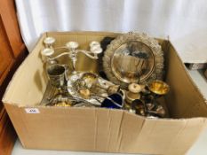 BOX OF MIXED PLATED WARES TO INCLUDE DRINKING VESSELS, TRAYS, MIRROR AND BRUSH SET,