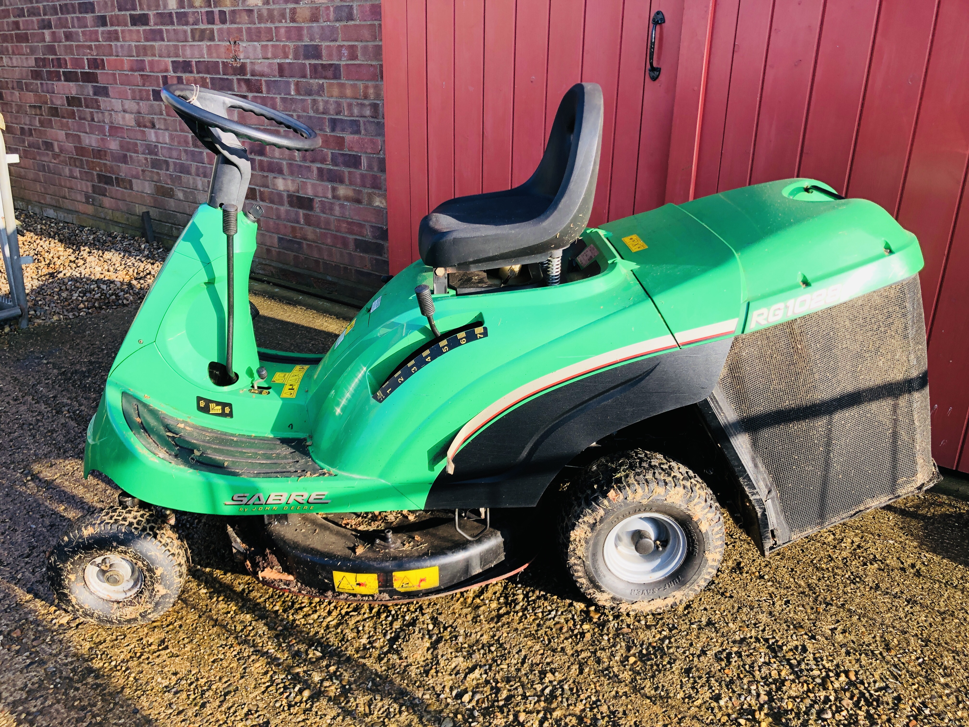 JOHN DEERE SABRE RIDE ON LAWN MOWER WITH GRASS COLLECTOR, - Image 3 of 15