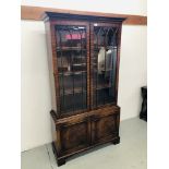 A QUALITY REPRODUCTION MAHOGANY FINISH DISPLAY CABINET WITH TWO DOOR CABINET BASE, WIDTH 101CM,