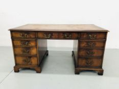 A REPRODUCTION MAHOGANY TWIN PEDESTAL NINE DRAWER DESK WITH INSET LEATHER TOP,