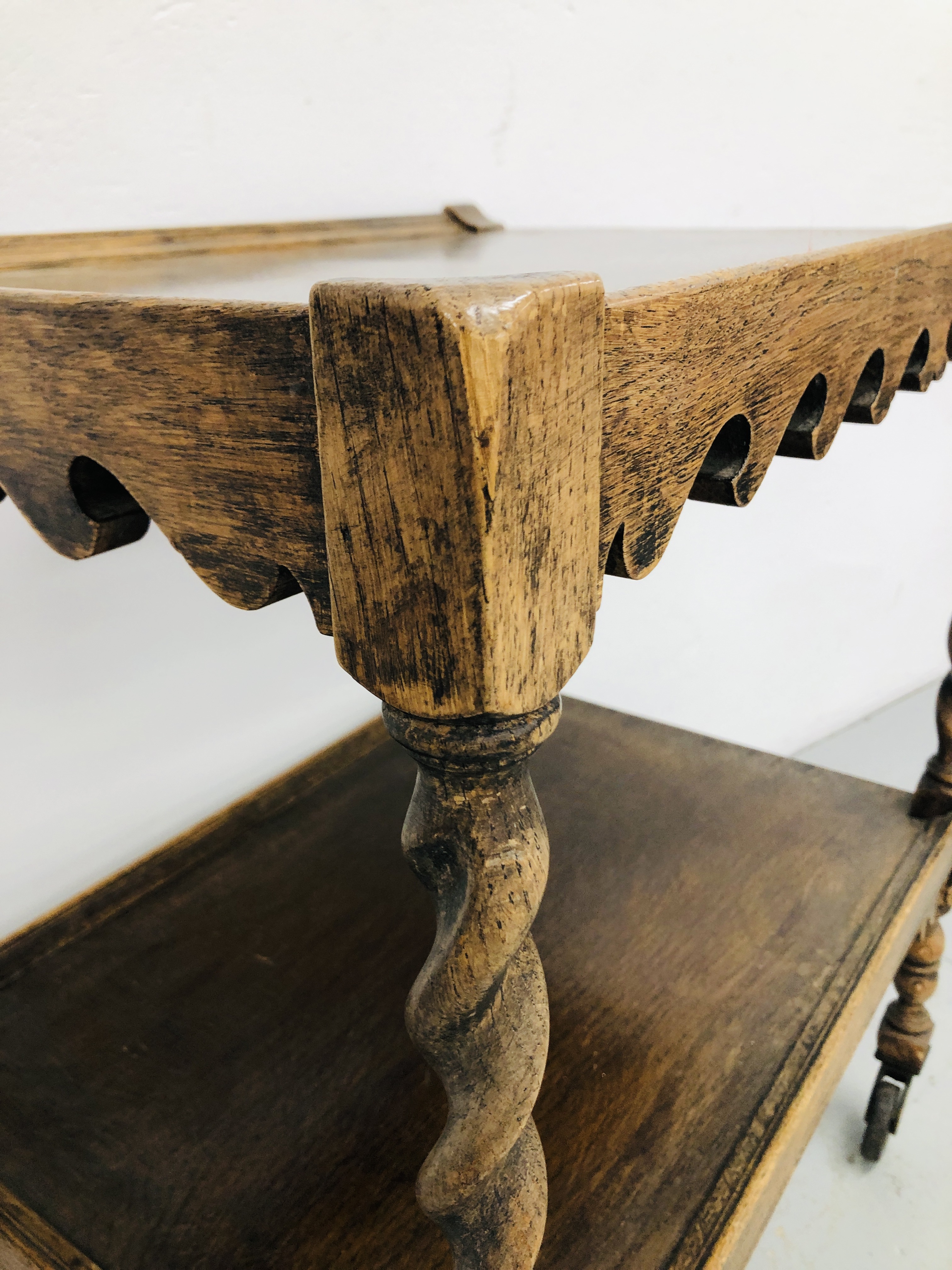 VINTAGE OAK FINISH TEA TROLLEY WITH BARLEY TWIST DETAIL L25 inch, W18 inch, - Image 3 of 4