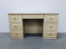 A LIGHT ASH EFFECT FINISH 6 DRAWER KNEEHOLE DRESSING CHEST