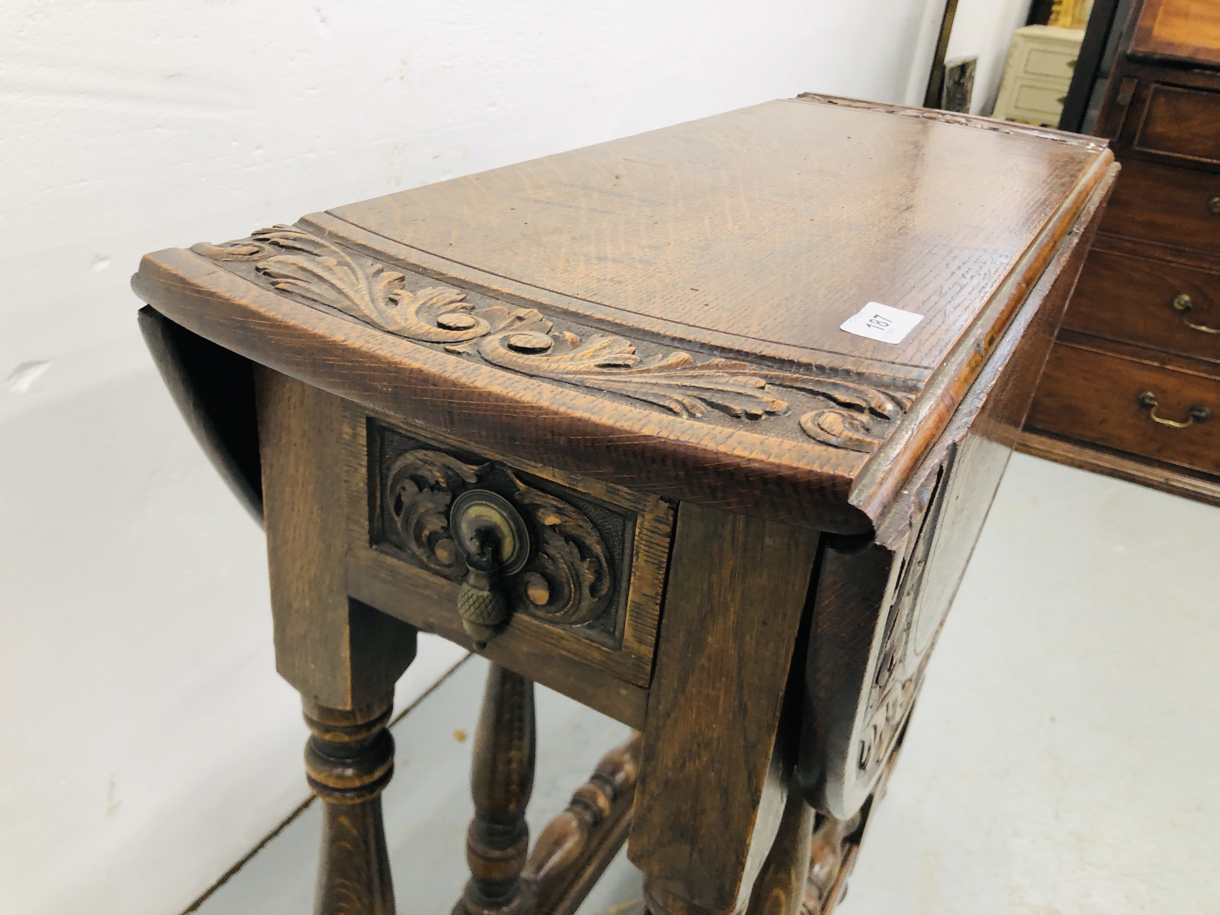 A REPRODUCTION SOLID OAK OVAL TOP GATELEG OCCASIONAL TABLE WITH CARVED DECORATION, - Image 4 of 5
