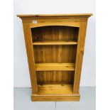 A MODERN HONEY PINE BOOKSHELF WIDTH 66CM, HEIGHT 107CM,