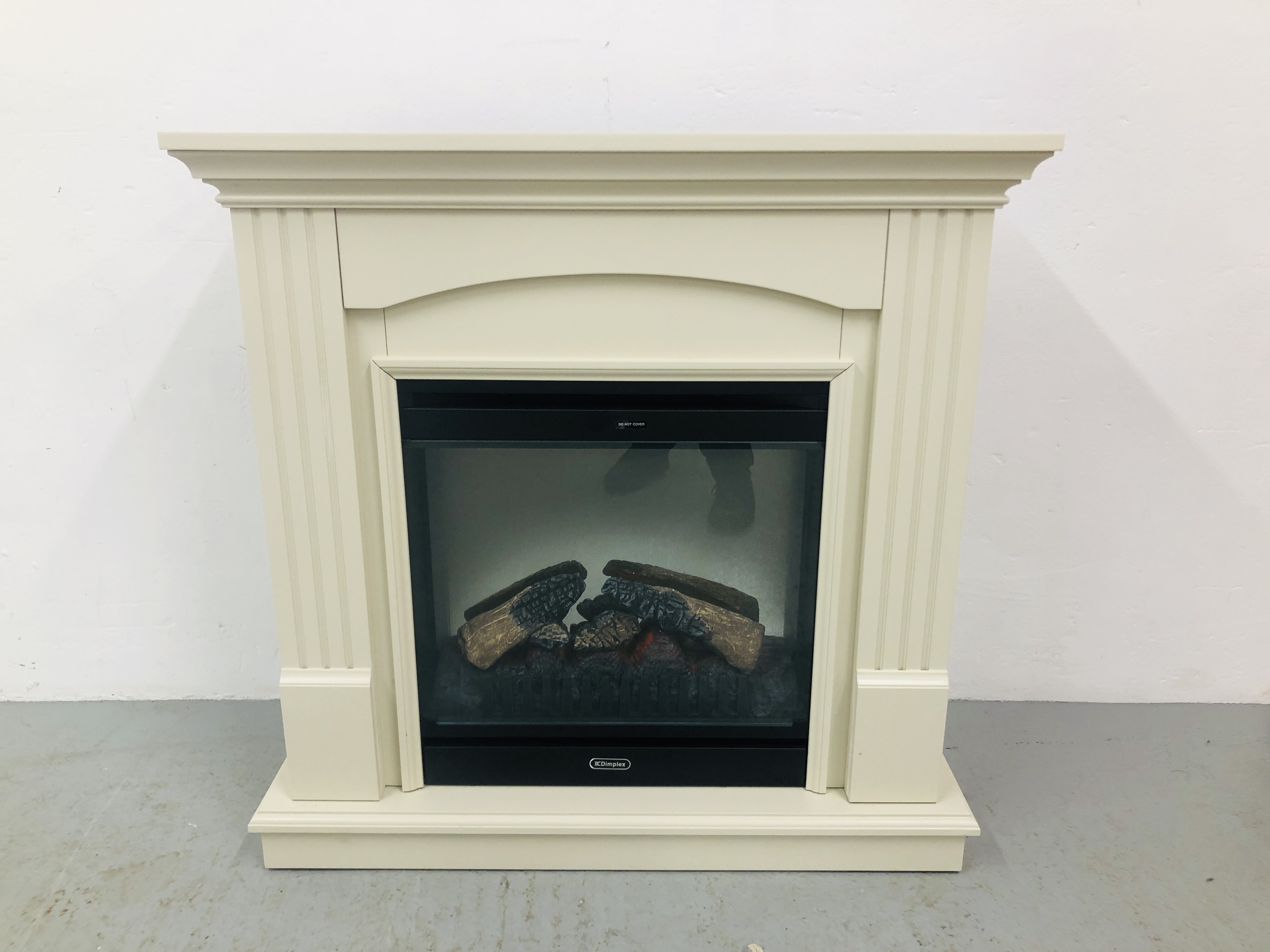 DIMPLEX ELECTRIC FIRE (LOG EFFECT) WITH MODERN SURROUND. W 94CM. H 93CM. D 30CM.