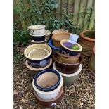 A COLLECTION OF APPROX 25 GARDEN POTS OF VARIOUS SIZES AND DESIGNS