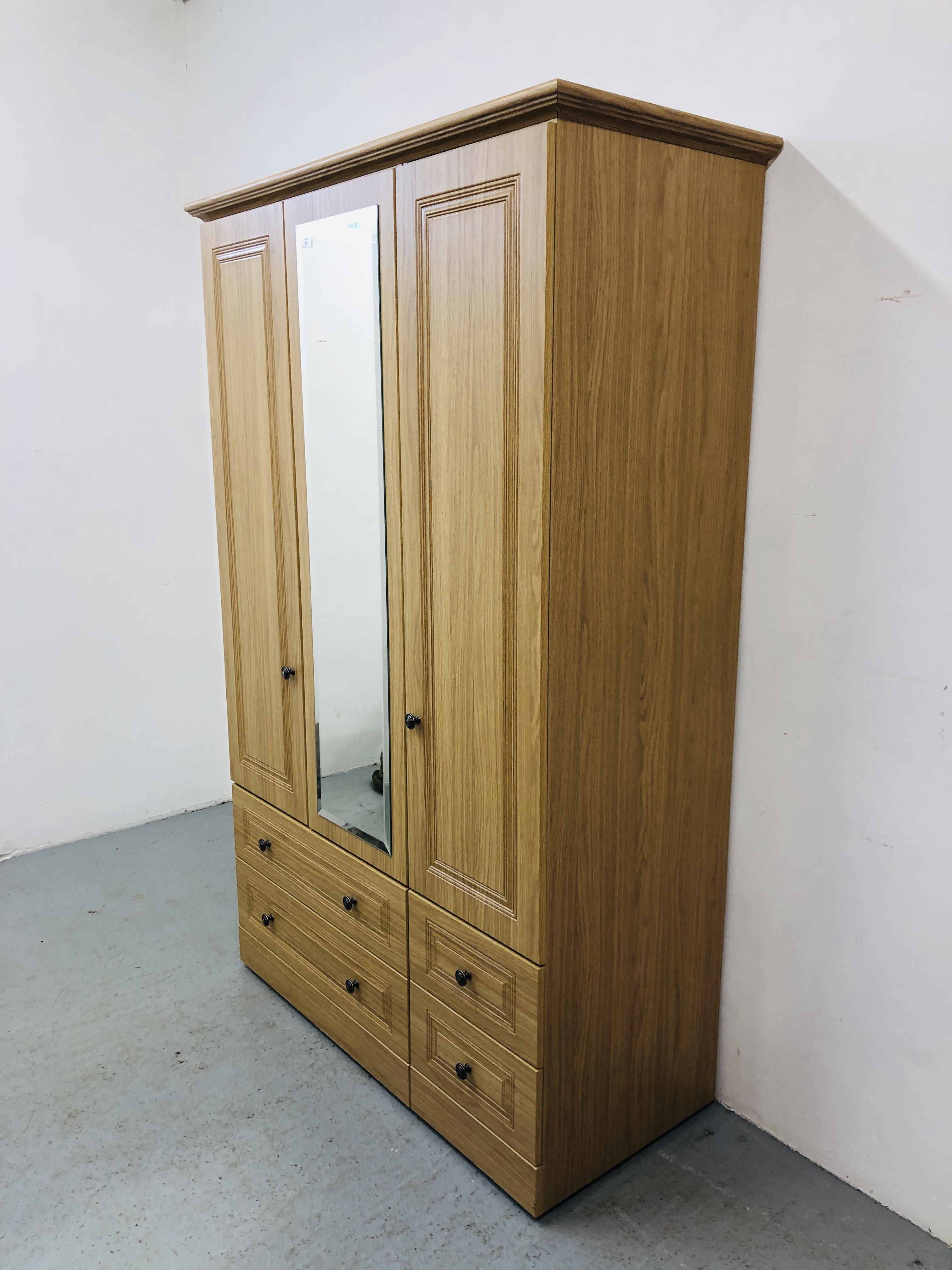 KINGSTOWN TOLEDO OAK FINISH 400RH GENTS THREE DOOR WARDROBE WITH FOUR DRAWER BASE AND MIRRORED - Image 2 of 6