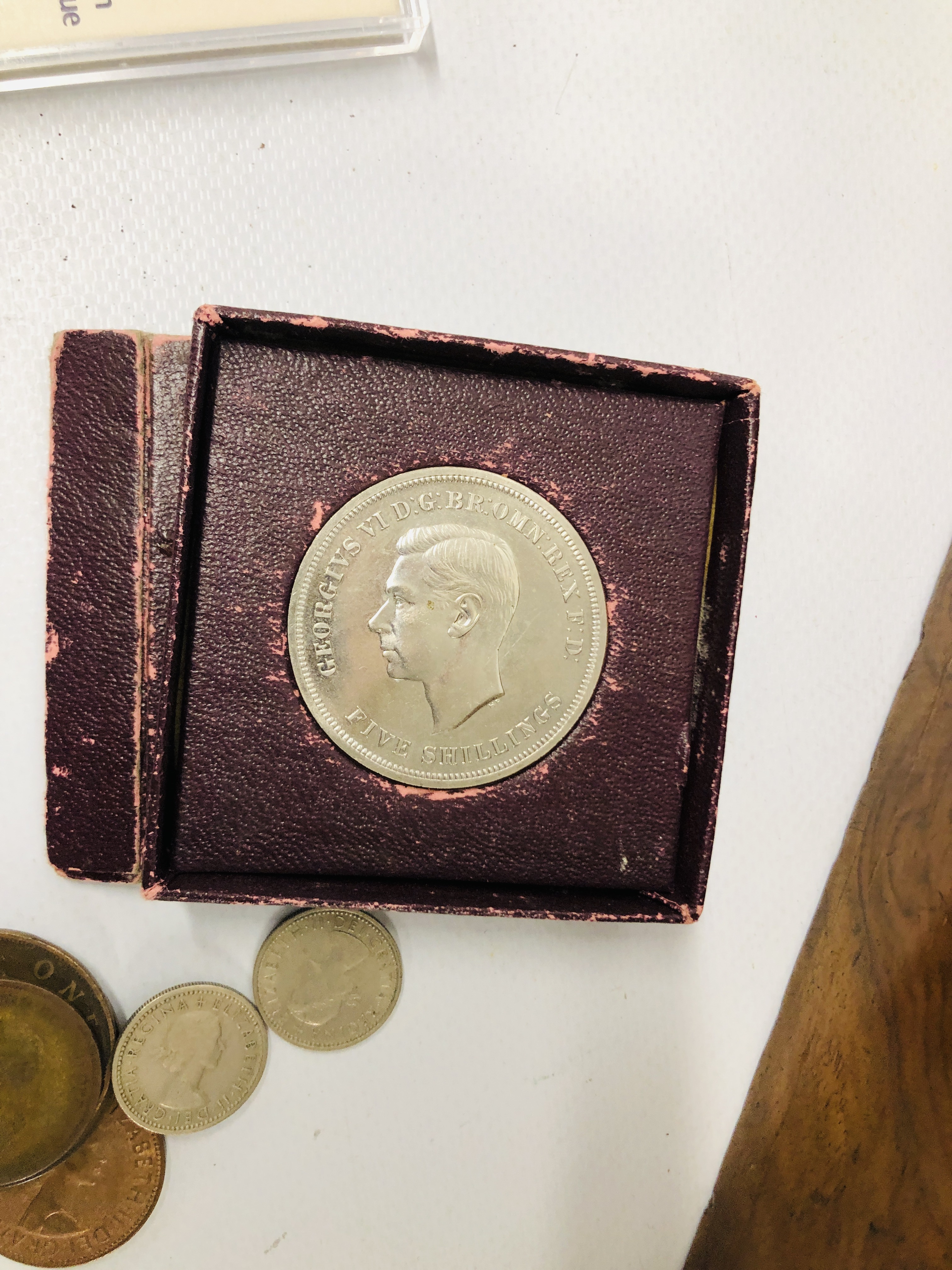 A WALNUT INLAID SEWING BOX CONTAINING AN ASSORTMENT OF COINS, BUTTONS, - Image 10 of 11