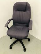AN EXECUTIVE HOME OFFICE CHAIR (GREY UPHOLSTERY)