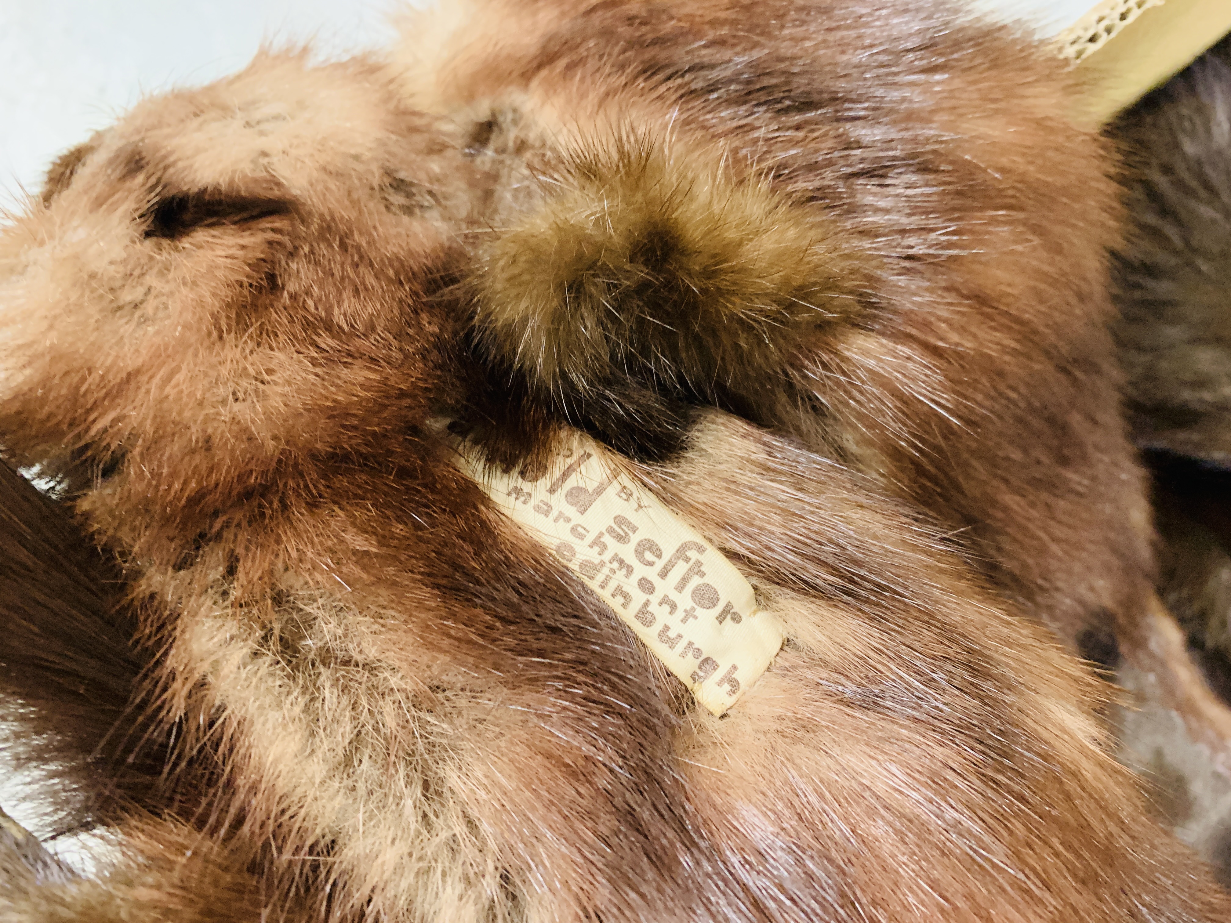 BOX OF VINTAGE FURS TO INCLUDE FUR COATS, STOLES, HATS ETC. - Image 17 of 17