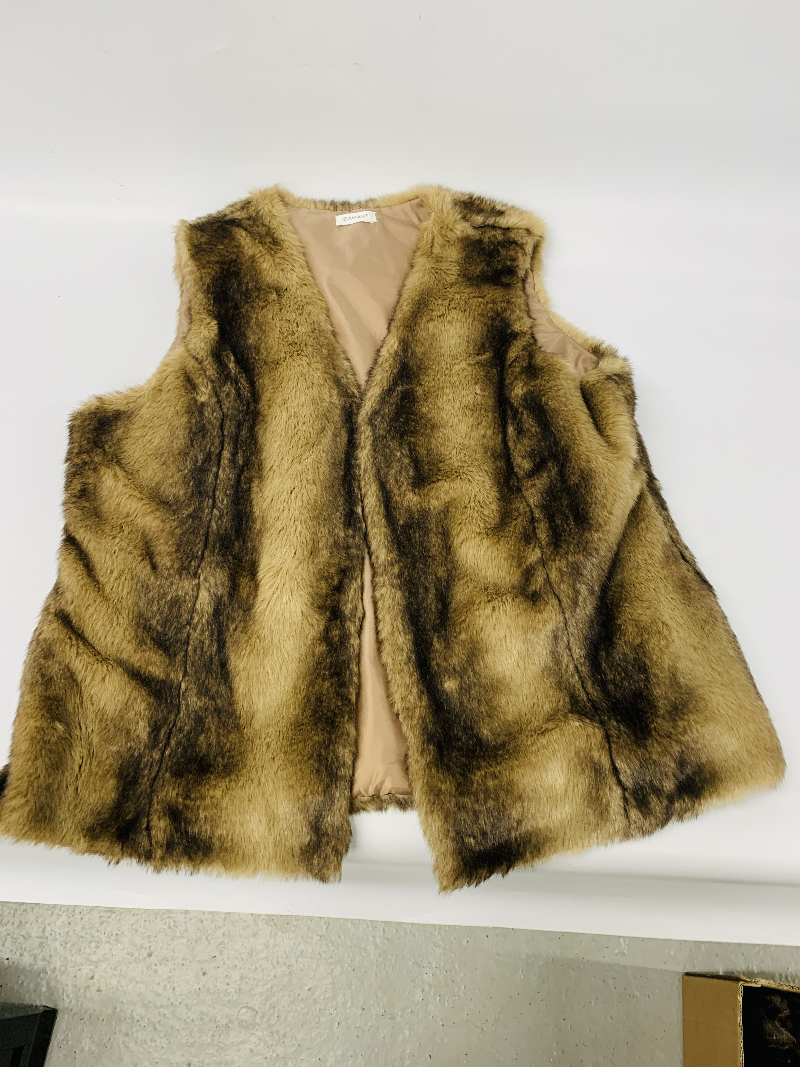 BOX OF VINTAGE FURS TO INCLUDE FUR COATS, STOLES, HATS ETC. - Image 5 of 17