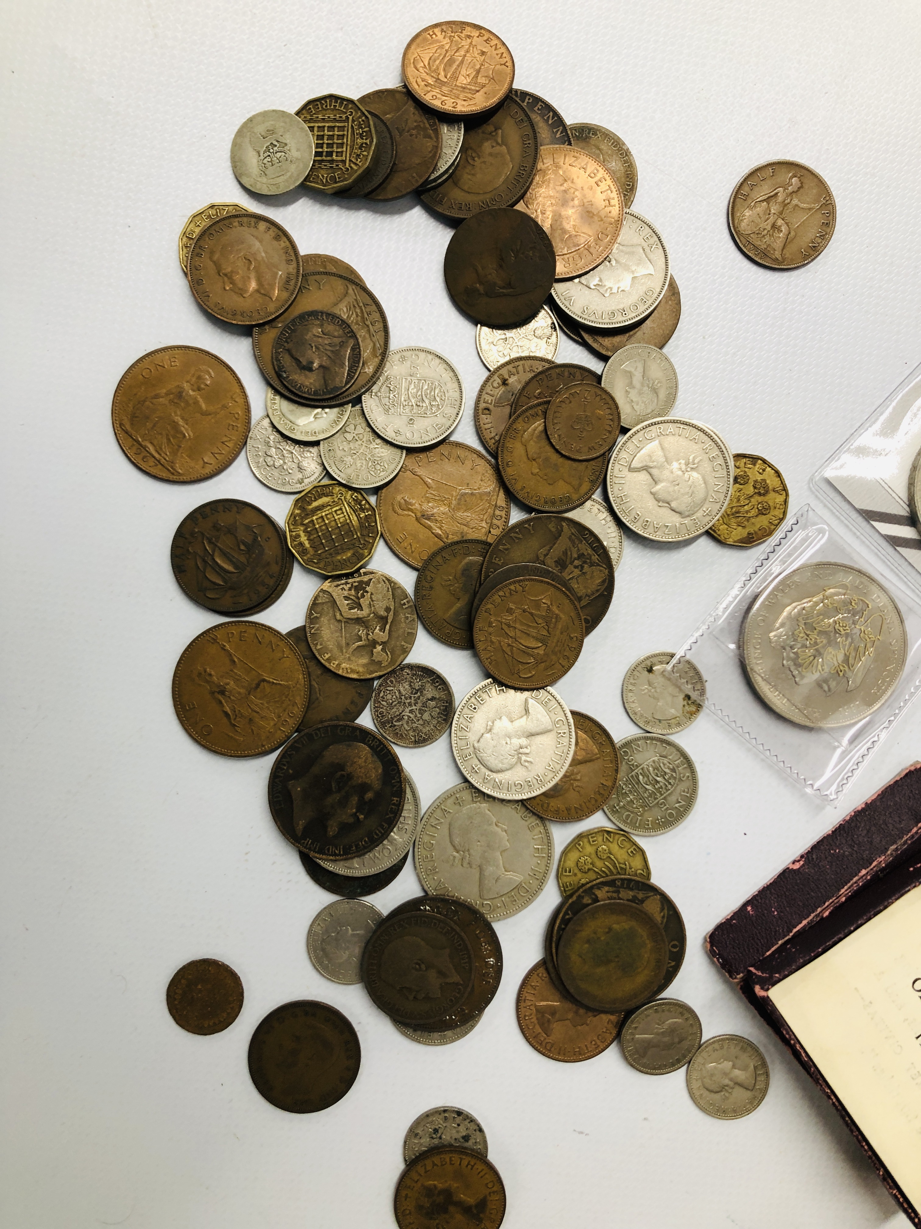 A WALNUT INLAID SEWING BOX CONTAINING AN ASSORTMENT OF COINS, BUTTONS, - Image 2 of 11