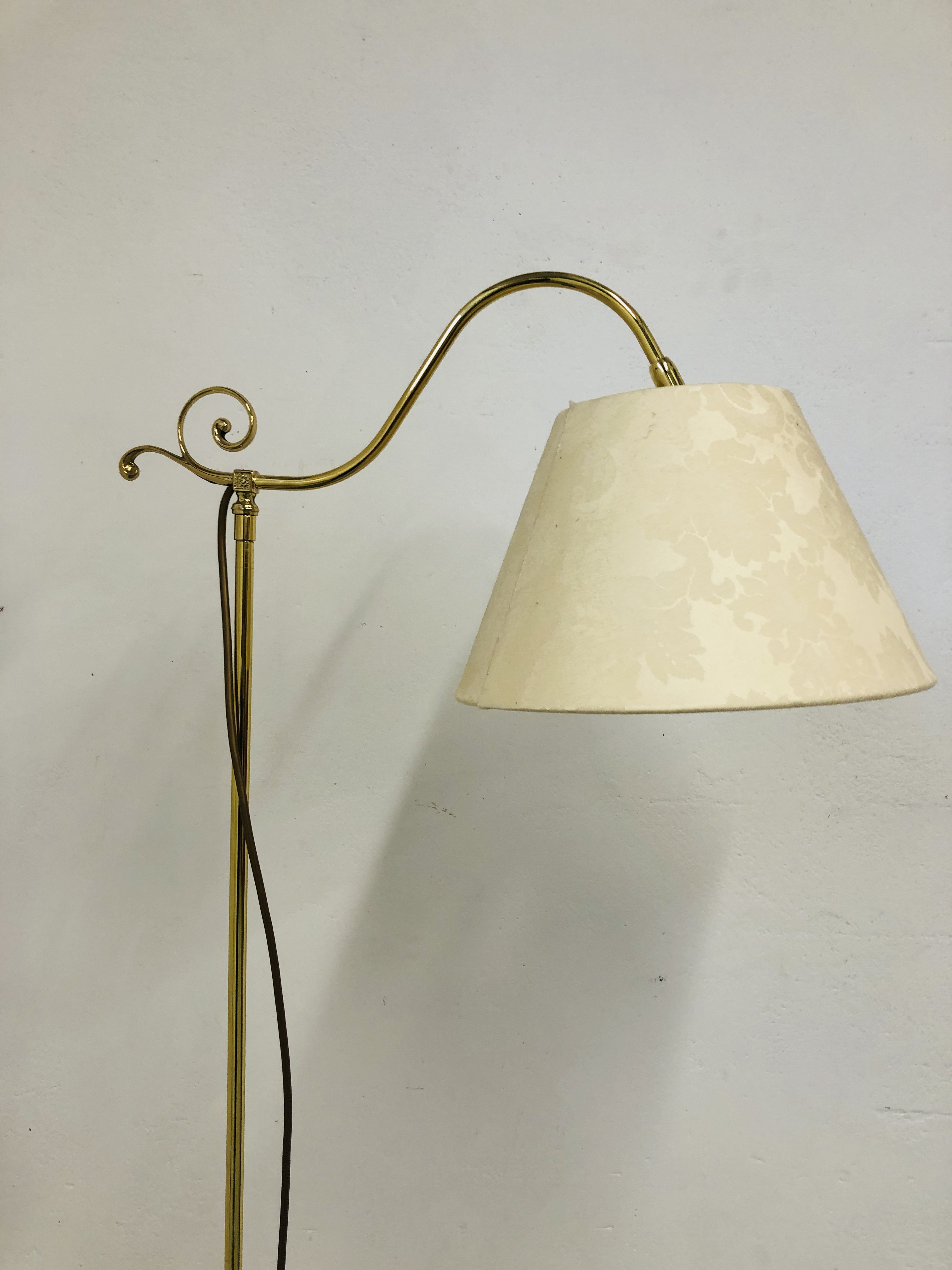 A MODERN DESIGNER UPLIGHTER WITH READING LIGHT AND ONE OTHER MODERN LAMP STANDARD - SOLD AS SEEN - Image 4 of 5