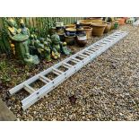 A SILVERSTILE ALUMINIUM SIXTEEN RUNG DOUBLE EXTENSION LADDER (CLOSED HEIGHT 13FT 9 INCH EXTENDED