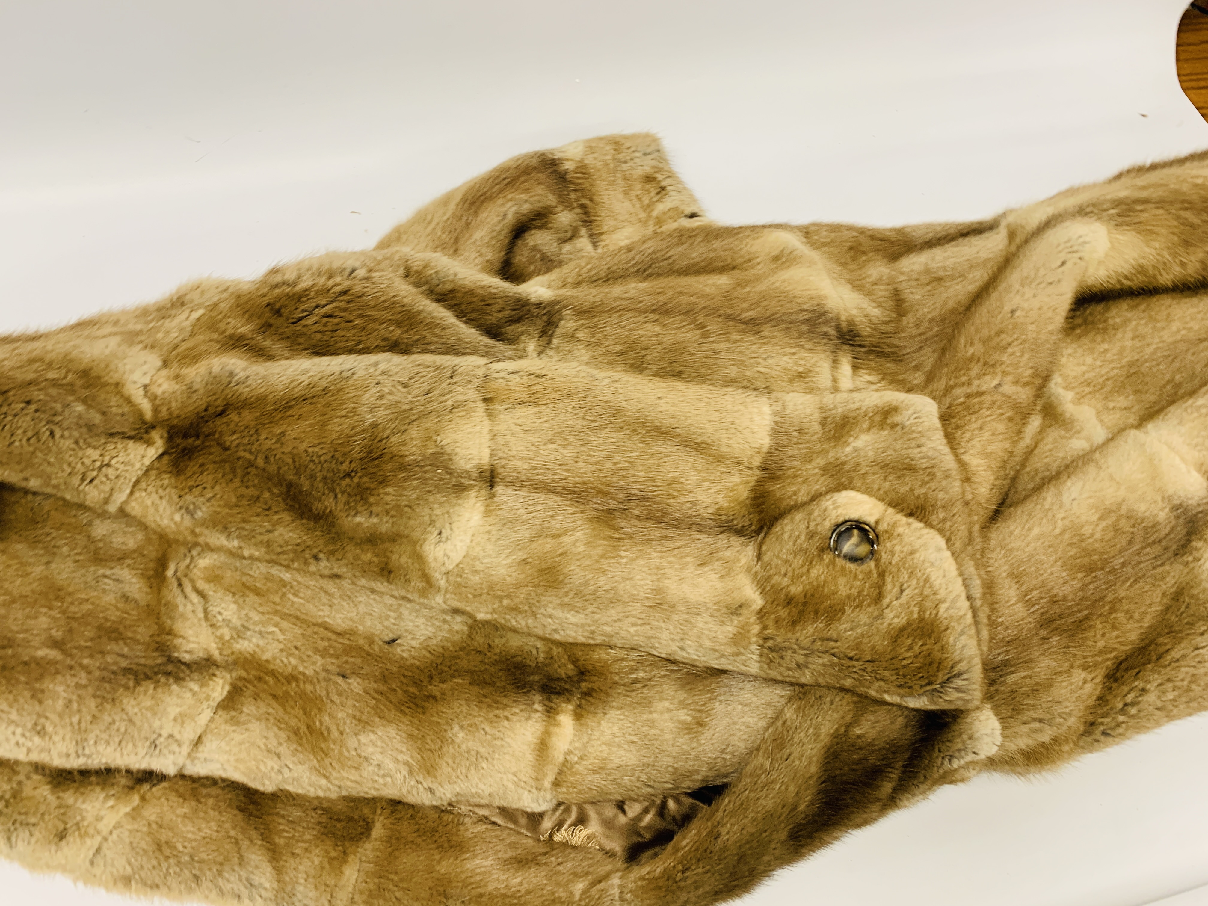 BOX OF VINTAGE FURS TO INCLUDE FUR COATS, STOLES, HATS ETC. - Image 3 of 17