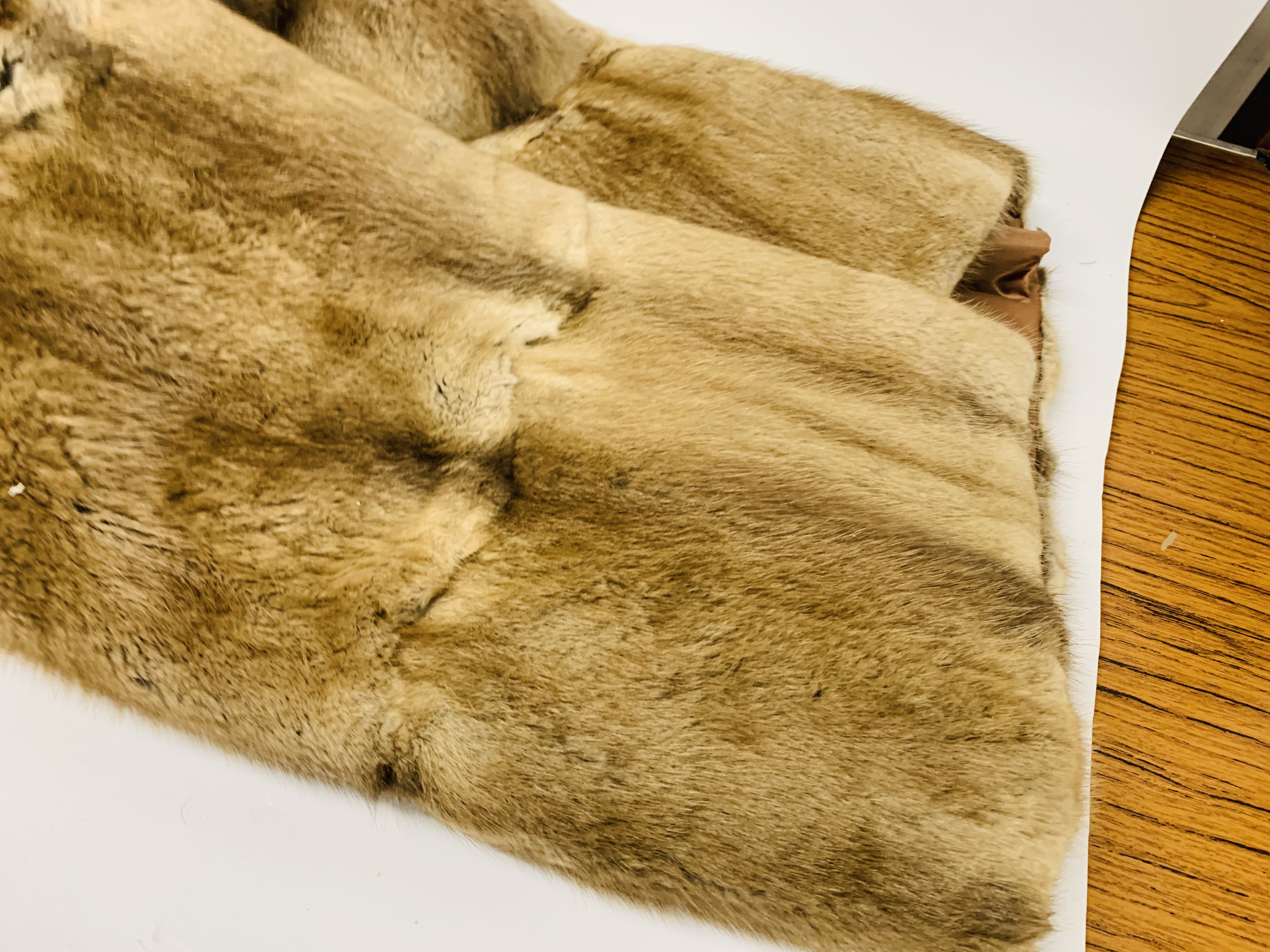 BOX OF VINTAGE FURS TO INCLUDE FUR COATS, STOLES, HATS ETC. - Image 4 of 17