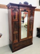 AN EDWARDIAN MAHOGANY WARDROBE WITH MIRRORED DOOR AND DRAWER TO BASE, WIDTH 126CM, HEIGHT 203CM,