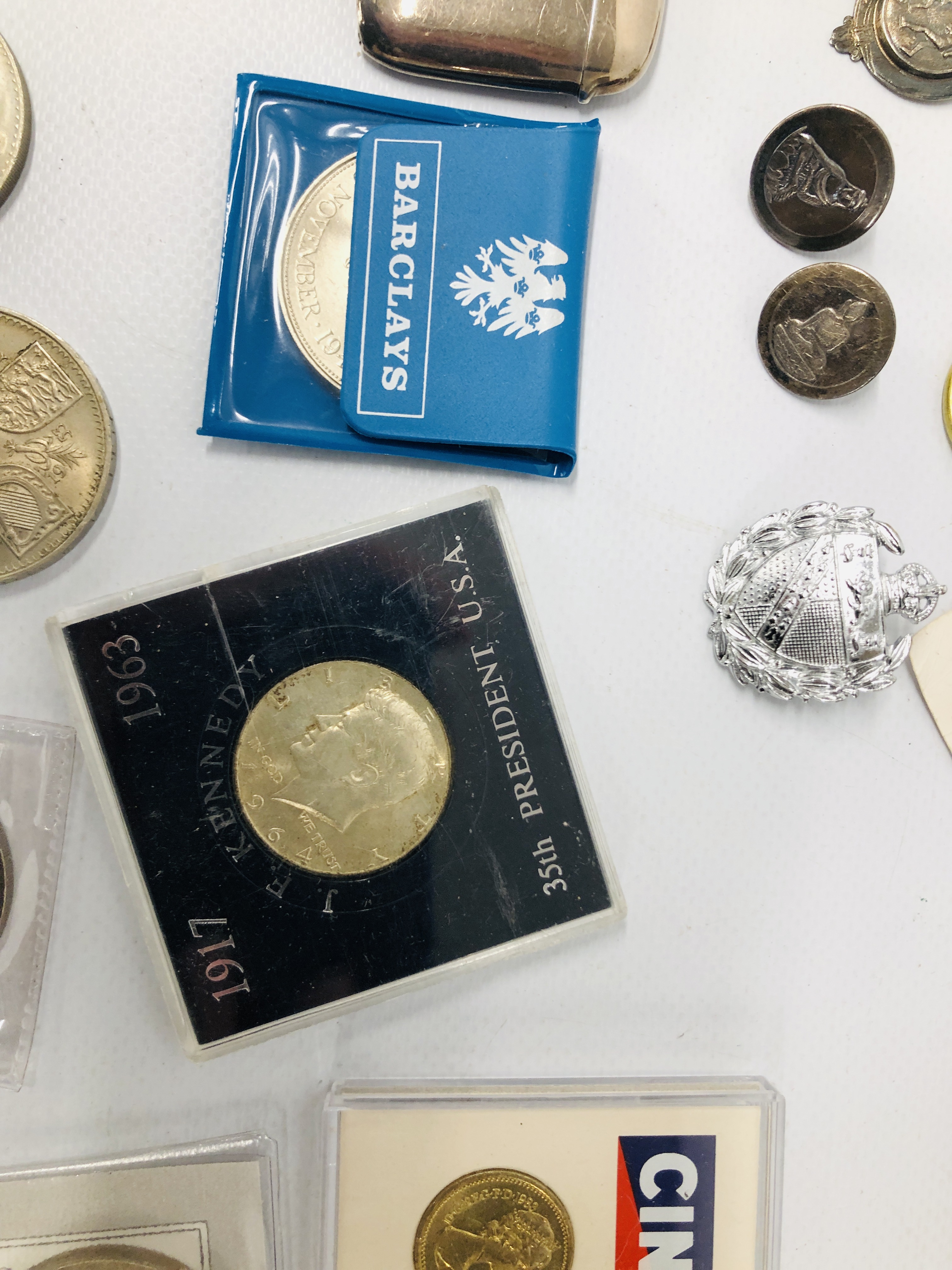 A WALNUT INLAID SEWING BOX CONTAINING AN ASSORTMENT OF COINS, BUTTONS, - Image 5 of 11