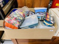 A BOX OF MIXED KNITTING & SEWING ACCESSORIES TO INCLUDE KNITTING NEEDLES, COTTON REELS, ETC.