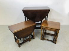 A SOLID OAK GATELEG TABLE WITH BARLEY TWIST SUPPORTS AND OVAL TOP.