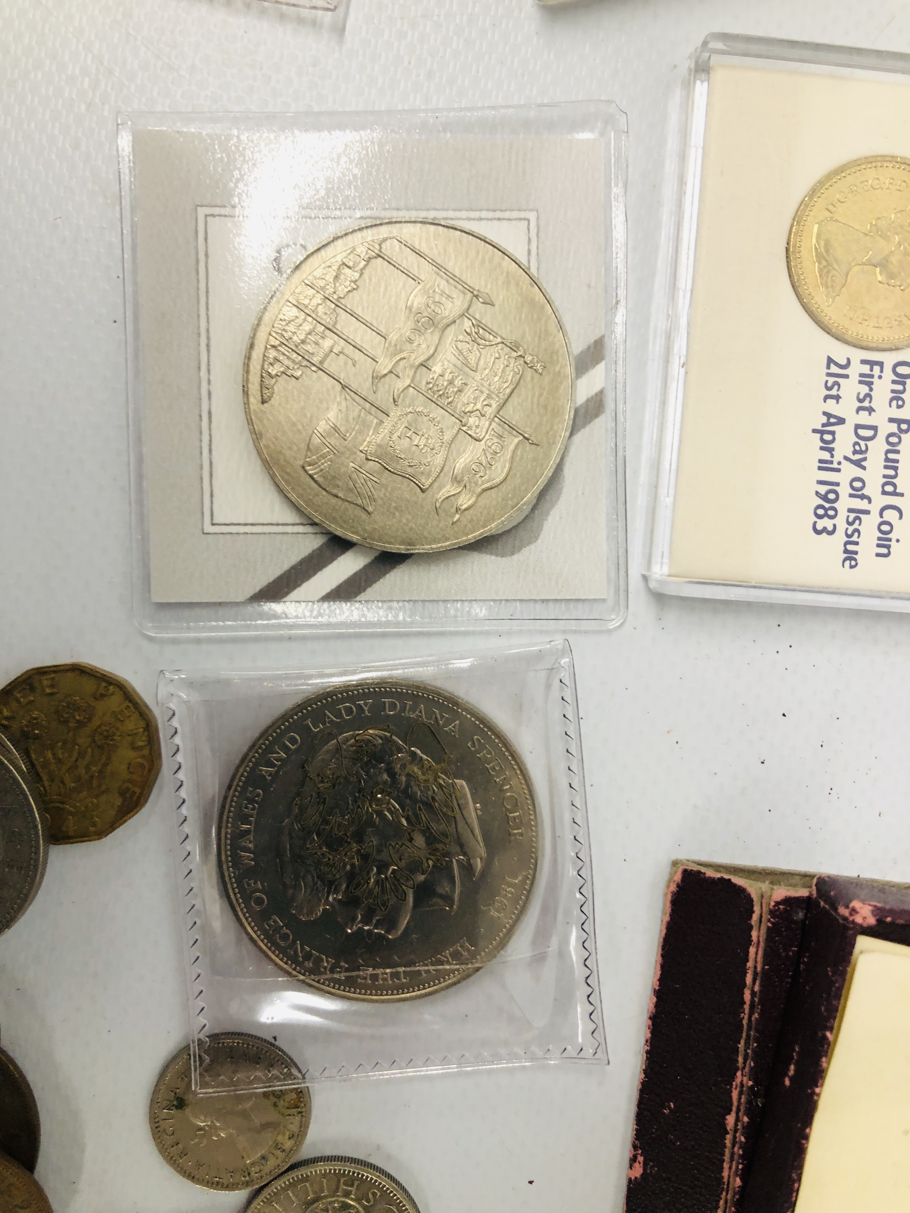 A WALNUT INLAID SEWING BOX CONTAINING AN ASSORTMENT OF COINS, BUTTONS, - Image 3 of 11