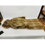 BOX OF VINTAGE FURS TO INCLUDE FUR COATS, STOLES, HATS ETC.