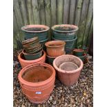 A COLLECTION OF APPROX 19 GARDEN PLANTERS TO INCLUDE 4 MATCHING, TERRACOTTA ETC.