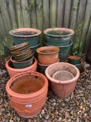 A COLLECTION OF APPROX 19 GARDEN PLANTERS TO INCLUDE 4 MATCHING, TERRACOTTA ETC.