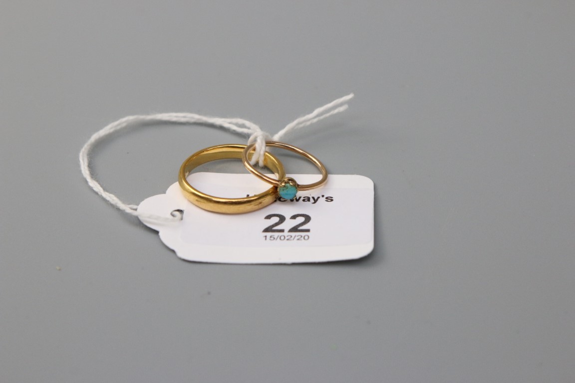 A plain yellow metal wedding band, together with a single stone turquoise ring Wedding band Size