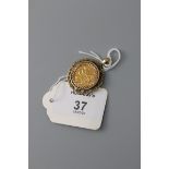 A half sovereign pendant, the coin dated 1982, in 9ct scalloped 9ct gold pendant mount Gross