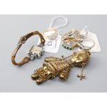 A single stone 15ct gold ring, five further rings, a silver gilt articulated doll pendant and a