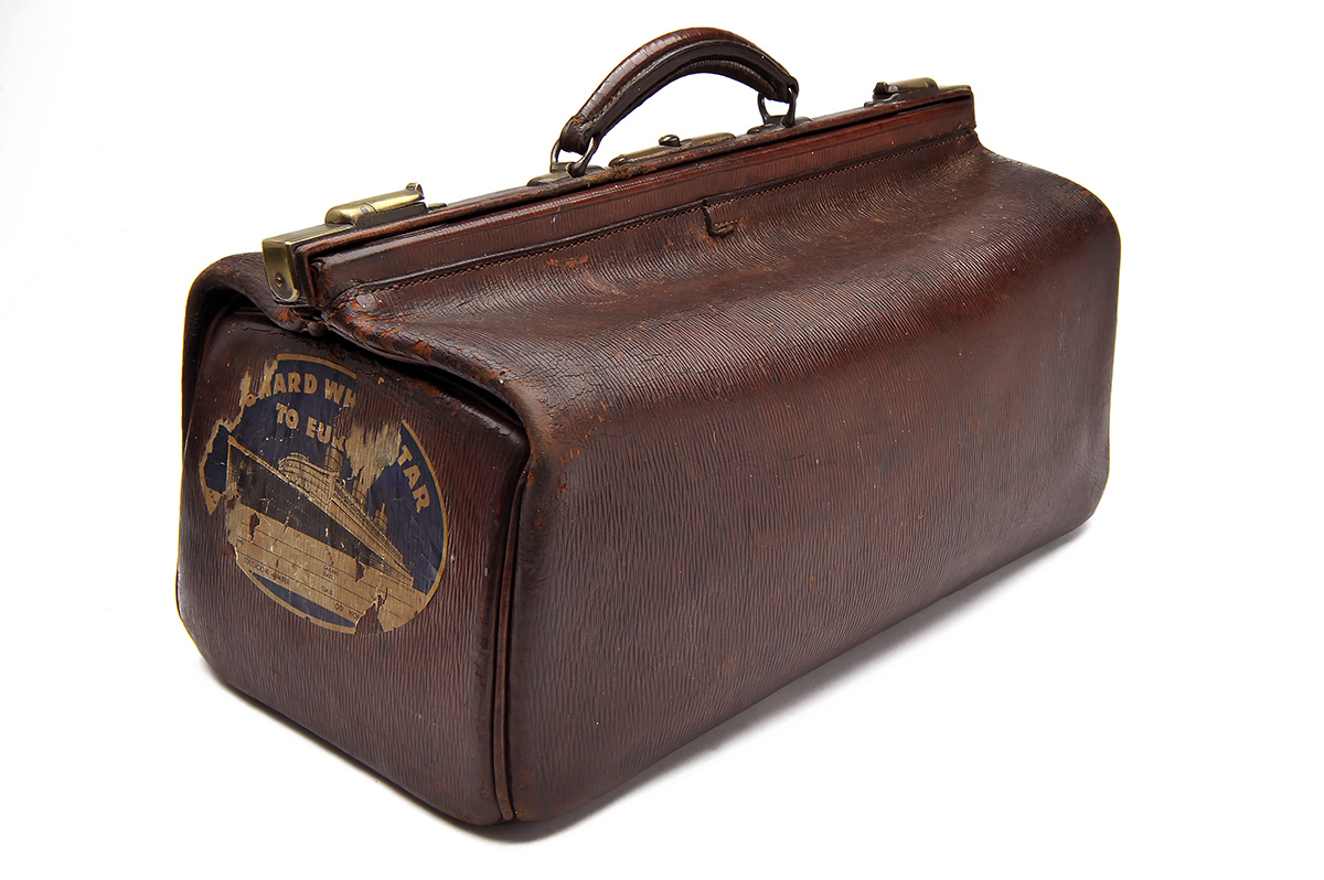 HARRODS LTD. MAKERS, LONDON A VINTAGE LEATHER GLADSTONE BAG, a traditional square mouth brown