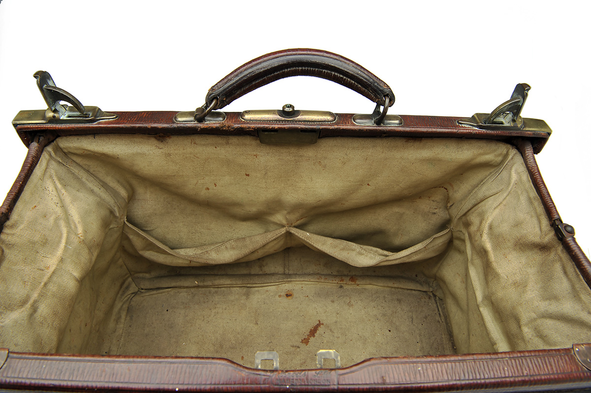 HARRODS LTD. MAKERS, LONDON A VINTAGE LEATHER GLADSTONE BAG, a traditional square mouth brown - Image 4 of 5