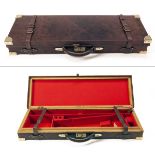 A BRASS-CORNERED OAK AND LEATHER SINGLE GUNCASE, fitted for 30in. barrels, the interior lined with