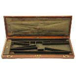 AN OAK PERCUSSION SINGLE GUNCASE, the interior lined with green baize, two brass clasps, central