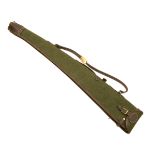 A GREEN TWEED AND LEATHER FLEECE-LINED SINGLE GUNSLIP, with leather shoulder strap and brass
