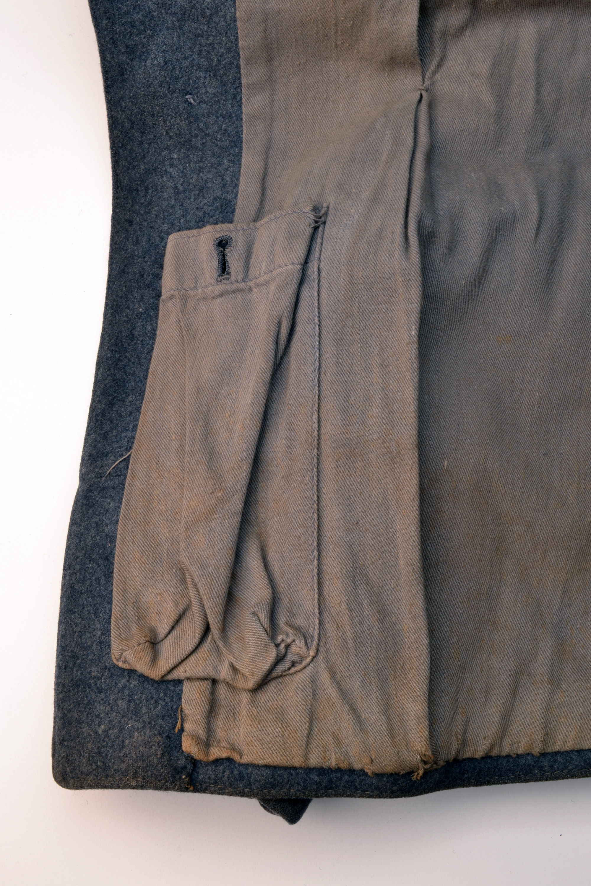 A WORLD WAR TWO LUFTWAFFE TUNIC FOR A 'STABSGEFREITER' TOGETHER WITH ITS LEATHER WAISTBELT AND - Image 5 of 9