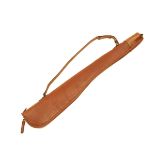 AN ENGLISH TAN LEATHER SHEEPSKIN-LINED SINGLE GUNSLIP, with leather shoulder strap and brass