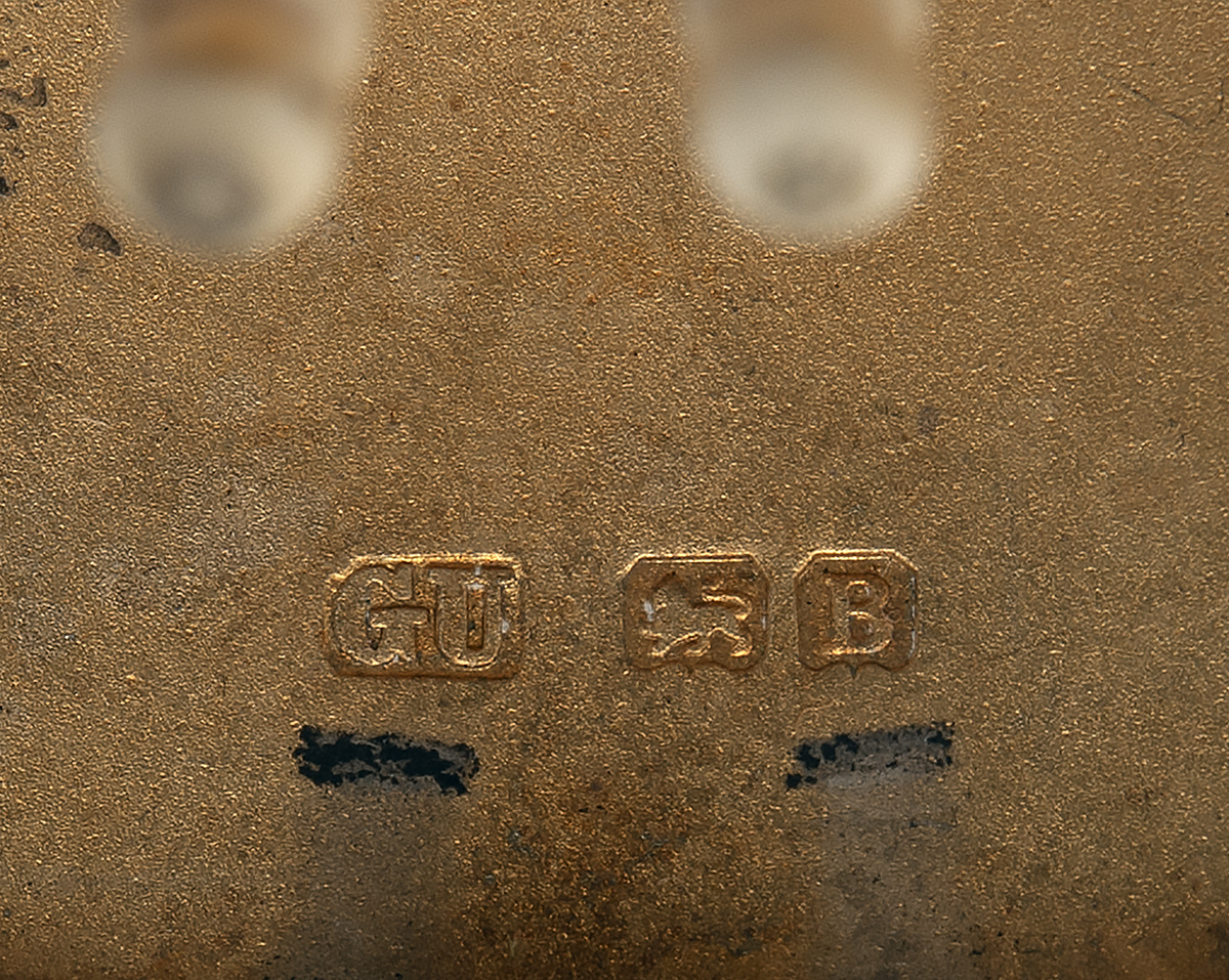 GEORGE UNITE A RARE STERLING SILVER 'CLAMSHELL' EIGHT PEG PLACEFINDER, Birmingham hallmarks for 1926 - Image 3 of 3