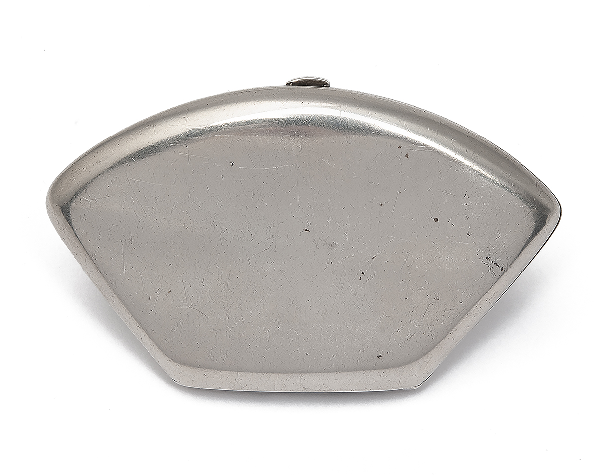 GEORGE UNITE A RARE STERLING SILVER 'CLAMSHELL' EIGHT PEG PLACEFINDER, Birmingham hallmarks for 1926 - Image 2 of 3