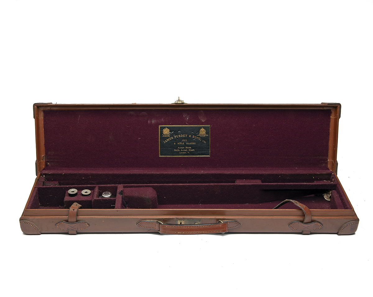 JAMES PURDEY & SONS A LIGHTWEIGHT LEATHER SINGLE GUNCASE, fitted for 28in. barrels, the interior